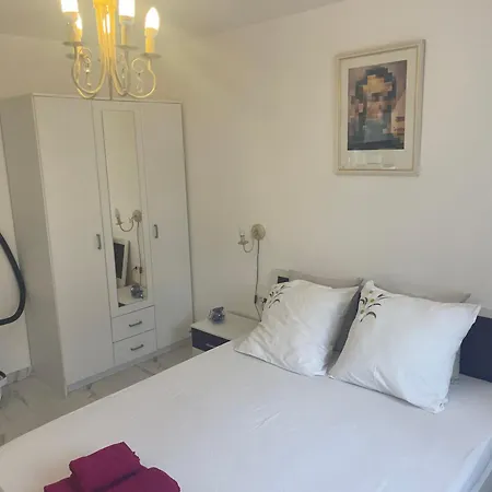 Apartman Holiday Home 1 *