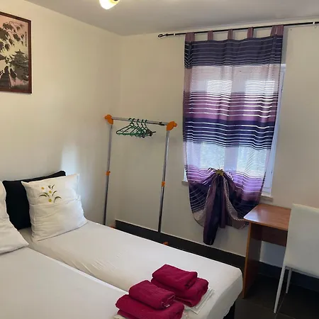 Apartman Holiday Home 1 *
