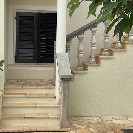 Apartman Holiday Home 1 *
