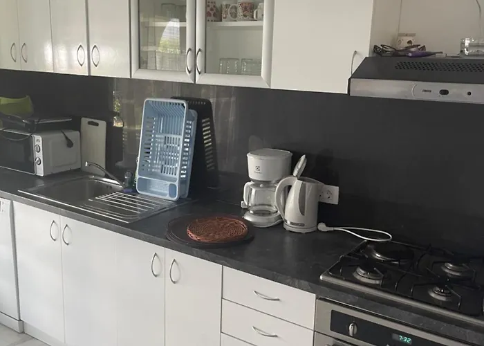 Apartman Holiday Home 1 *