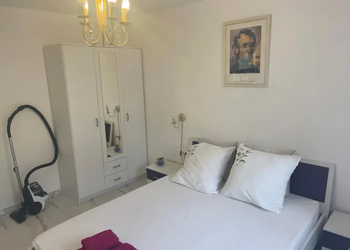 Apartman Holiday Home 1 *