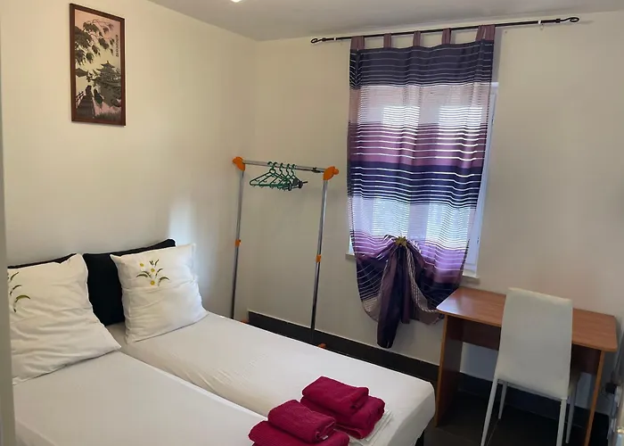 Apartman Holiday Home 1 *