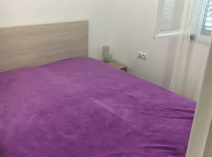 Apartman Holiday Home 1 *